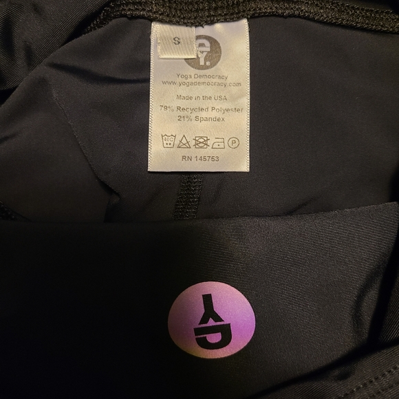 Yoga Democracy Capri Leggings - Picture 3 of 4